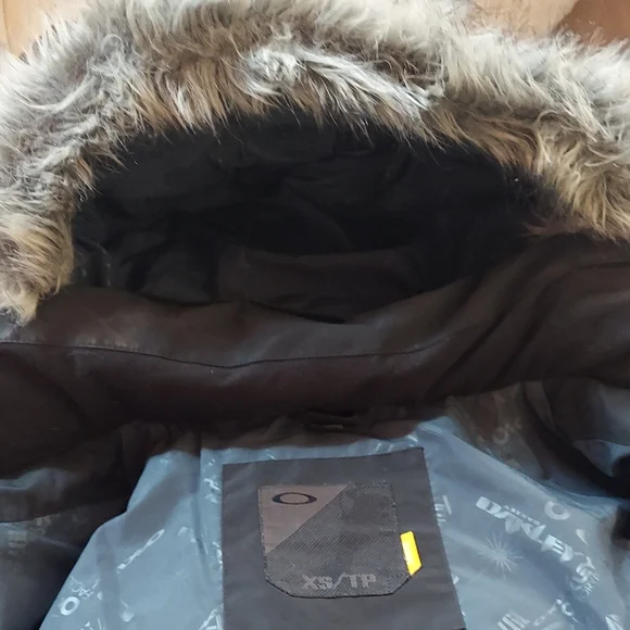Oakley Women's Black Puffer Jacket with Fur Trim - Picture 3 of 11